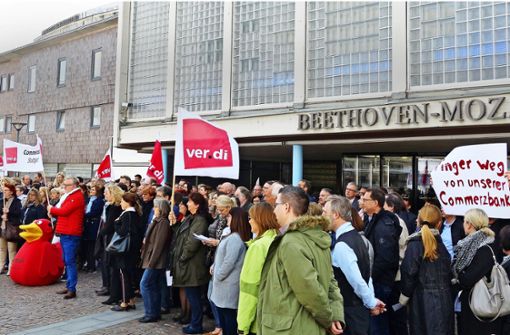 Vor der Liederhalle versammeln sich die Bankbeschäftigten zu einer kurzen, spontanen Protestkundgebung. Foto: Verdi