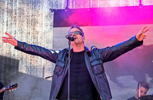 Michael Mold spielt Bono nach – inklusive typischer Sonnenbrille. Foto: Eibner-Pressefoto/Florian Wiegand