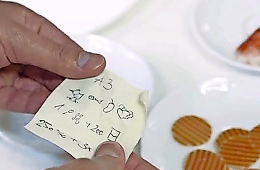 Szene aus dem Werbefilm: Der Koch hat sich die Symbole für das Menü auf einen Zettel gemalt. Foto: Landesfilmdiens