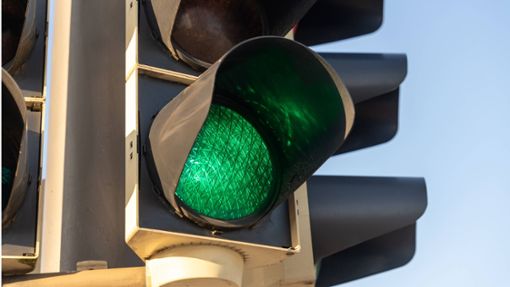 Der Fußgänger und der Autofahrer gaben jeweils an, eine grüne Ampel gehabt zu haben. (Symbolfoto) Foto: IMAGO/Bihlmayerfotografie/IMAGO/Michael Bihlmayer