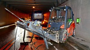 Hochgefährliche Fahrt eines Lkw: Im B27 a-Tunnel blieb ein zertrümmerter Gabelstapler zurück. Foto: Andreas Rosar Fotoagentur Stuttgart