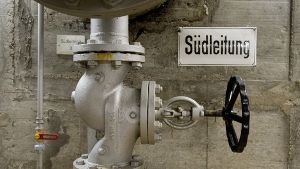 In der Nacht zum Montag ist in Stuttgart-Ost eine Wasserleitung geborsten. Es kommt zu Behinderungen im Straßenverkehr. Foto: dpa/Symbolbild