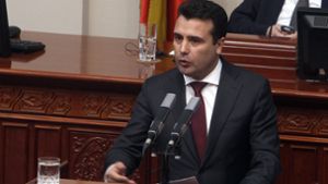 Der nordmazedonische Ministerpräsident Zoran Zaev kündigt Neuwahlen an. Foto: AP/Boris Grdanoski