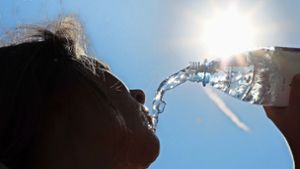 Wenn es heiß wird, zählt Mineralwasser zu den beliebtesten Durstlöschern. Bei Hitzewellen kann es zu Engpässen kommen. Foto: dpa