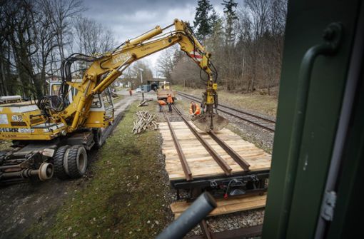 Manchmal braucht es auch schweres Gerät: Die Waldbahn-Strecke wird für die vorerst verschobene Saisoneröffnung auf Vordermann gebracht Foto: Gottfried Stoppel