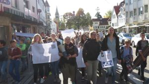 Im vergangenen Oktober gingen circa 400 Schüler des Wilhelms-Gymnasiums auf die Straße, um gegen die Raumnot an ihrer Schule zu protestieren. Foto: Julia Bosch