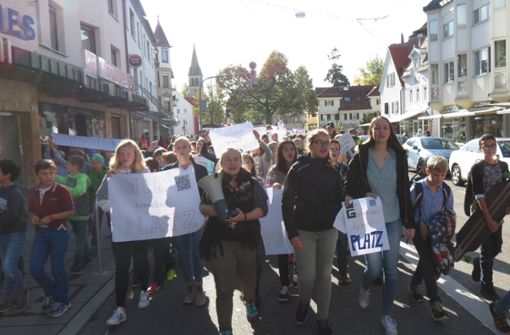 Im vergangenen Oktober gingen circa 400 Schüler des Wilhelms-Gymnasiums auf die Straße, um gegen die Raumnot an ihrer Schule zu protestieren. Foto: Julia Bosch