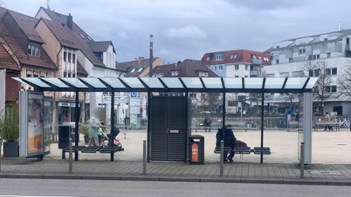 Am Weilimdorfer Löwen-Platz: Alles sieht nach einer regulären Haltestelle aus, doch hier hält kein Bus. Foto: StZN/eub