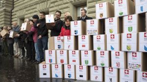 125 000 beglaubigte Unterschriften – verpackt in Kartonschachteln – hat die Interessengemeinschaft Schießen Schweiz  dieser Tage bei der Schweizer Bundesregierung  in Bern vorgelegt, um ein Referendum über ein schärferes Waffenrecht zu initiieren. Foto: dpa