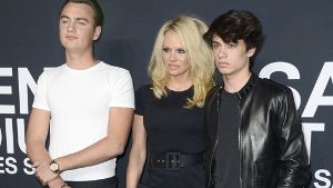 Schauspielerin Pamela Anderson kam auf die Saint Laurent Fashion Show in Los Angeles ihren beiden Söhne Brandon (links) und Dylan. Wer sich sonst noch im Blitzlichtgewitter der Fotografen badete, sehen Sie in unserer Bildergalerie! Foto: dpa