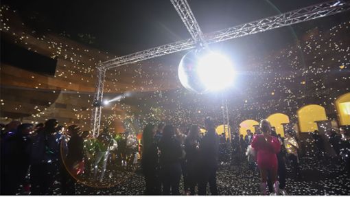 In der Rotunde der Staatsgalerie dreht sich in der Nacht zum Samstag eine riesige Discokugel. Foto: LICHTGUT/Zophia Ewska