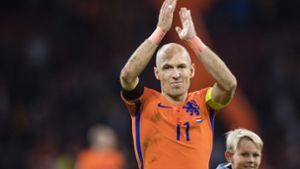 Arjen Robben: Der Kapitän der niederländischen Nationalmannschaft schert bei der Abstimmung aus dem Bayern-Pahlanx aus. Foto: dpa