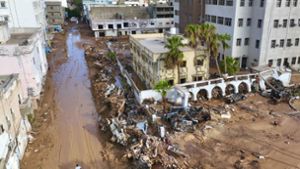 In der Hafenstadt Darna liegen nach Überschwemmungen Trümmer umher. Foto: dpa/Jamal Alkomaty