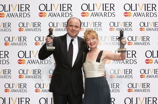 Die Gewinner des Abends: Rory Kinnear als Bester Schauspieler und Lesley Manville mit ihrer Auszeichnung für die Beste Schauspielerin. Foto: Getty Images Europe