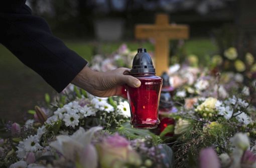 Immer wieder kommen auf dem Vaihinger Friedhof Schalen, Blumensträuße und Engel abhanden – allerdings  nicht nur dort. Foto: imago