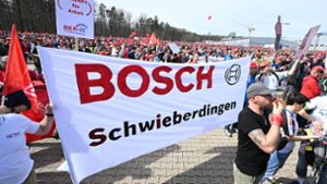 Mitarbeiter demonstrieren für eine Mitbestimmung bei dem von Bosch geplanten Stellenabbau. Foto: Bernd Weißbrod/dpa