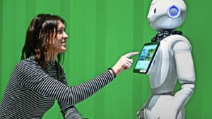 Kommunikation zwischen Mensch und Roboter: KI-Anwendungen können den Alltag erleichtern, bergen aber auch Risiken. Foto: dpa/Axel Heimken