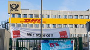 Vor dem Lahrer Gebäude des Paketdienstleisters DHL hat die Gewerkschaft ihre Botschaften aufgehängt. Foto: dpa/Philipp von Ditfurth