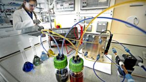 Bei Batterien muss die Chemie stimmen – Forscher experimentieren deshalb mit verschiedenen Stoffen und Materialien. Foto: Fraunhofer ICT