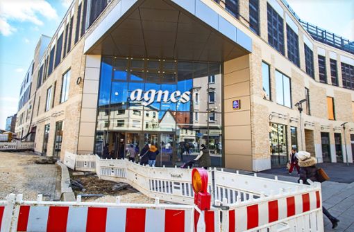 Passanten steuern auf den Eingang des neuen Einkaufszentrums „Agnes“ in Göppingen zu. Foto: Staufenpres