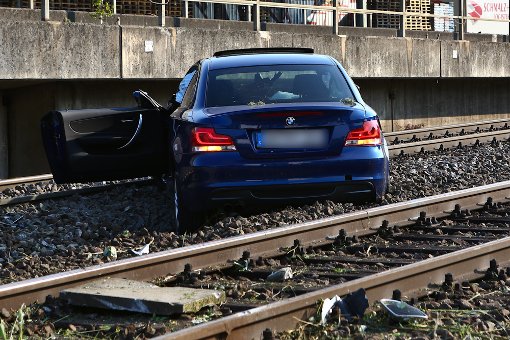 Einen filmreifen Unfall hat ein 25-Jähriger in Fellbach verursacht. Der Mann war zu schnell und betrunken unterwegs und fuhr mit seinem BMW durch einen Zaun geradewegs auf die Gleise der Bahn. Foto: Benjamin Beytekin