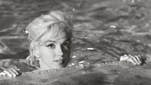 So schaut nur eine: Marilyn Monroe im Pool. Foto: Lawrence Schiller/Courtesy TASCHEN and Steven Kasher Gallery