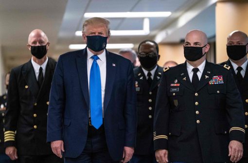 Der US-Präsident Donald Trump hat beim Besuch eines Militärkrankenhauses eine Maske getragen. Foto: AFP/ALEX EDELMAN