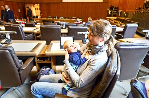 Philipp (mit Mutter Lena Richter)  ist mit  drei Monaten der jüngste Teilnehmer der Sindelfinger Ratssitzungen. Foto: factum/Simon Granville