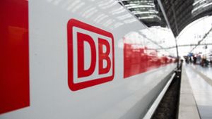 Das Logo der Deutschen Bahn auf einem ICE: Der Konzern soll eine Finanzierungslücke von drei Milliarden Euro haben. Foto: dpa/Silas Stein