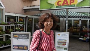 Silvia Rienhardt vor dem Cap-Markt in Obertürkheim. Foto: Hauptmann