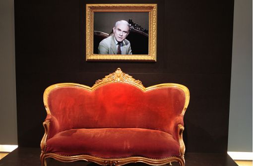 Loriots Karriere begann auf dem roten Sofa. Das wird im Haus der Geschichte nun reaktiviert. Foto: HdG BW/Kraufmann