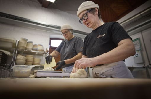 Handwerklich gefertigtes  Brot   ist die Spezialität von Tina Laubengeiger (vorne)  und Susanne Ebrahim.  Seit Ende vergangenen Jahres ist ihre Backstube geöffnet. Foto: Gottfried Stoppel