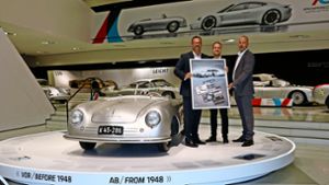 Porsche-Museumsleiter Achim Stejskal mit BW-Post-Geschäftsleiter Thorsten Graf und Regionalverkaufsleiter Markus Huber (v.l.) bei der Übergabe der Sondermarken. Foto: Lederer