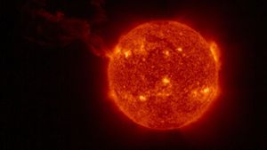 Die Sonne sendet ständig Strahlung und geladene Teilchen in den Weltraum. Diesen Teilchenstrom bezeichnet man als Sonnenwind. Ist dieser Strom für kurze Zeit und in einem begrenzten Gebiet deutlich stärker als sonst, spricht man von einer Eruption. Foto: Solar Orbiter/EUI Team/ESA & NASA/dpa