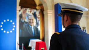 Ein Offizier steht Wache vor dem aufgebahrten Sarg des verstorbenen französischen Präsidenten Chirac im Pariser Invalidendom. Für die öffentliche Trauerfeier soll der Sarg von Chirac am Eingang der Kathedrale Saint-Louis-des-Invalides aufgestellt . Foto: dpa/Kamil Zihnioglu
