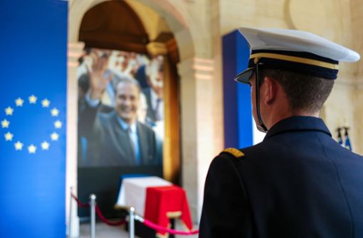 Ein Offizier steht Wache vor dem aufgebahrten Sarg des verstorbenen französischen Präsidenten Chirac im Pariser Invalidendom. Für die öffentliche Trauerfeier soll der Sarg von Chirac am Eingang der Kathedrale Saint-Louis-des-Invalides aufgestellt . Foto: dpa/Kamil Zihnioglu