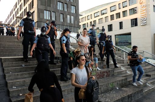 Die Polizei räumte auch an diesem Freitagabend die Freitreppe in Stuttgart. Foto: Lichtgut/Max Kovalenko