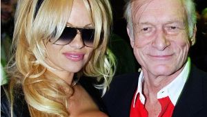 „Playboy“-Gründer Hugh Hefner mit dem früheren Playboy-Playmate des Jahres, der aus Kanada stammenden US-Schauspielerin Pamela Anderson, bei der Party zum 50. Jahrestag seines Magazins für „Männerunterhaltung“ in New York. Foto: dpa