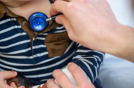 Ein Arzt untersucht ein Kind mit einem Stethoskop. Foto: dpa/Sebastian Gollnow