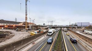 Blick auf die mittlerweile abgerissene Eisenbahnbrücke über die Autobahn: Das neue Bauwerk ist nun fertig betoniert. Foto: Eibner/Roger Bürke