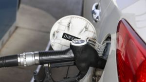 Die Tankpreise sind ebenso wie die Kosten für Strom und füs Heizen gestiegen. (Symbolbild) Foto: IMAGO/Daniel Scharinger