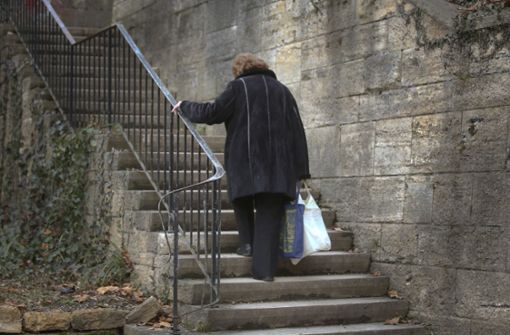 Frauen nehmen die Symptome einer Herzschwäche häufig nicht ernst: Atemnot beim Treppensteigen, dicke Beine oder ein aufgedunsener Bauch. Foto: AP - stock.adobe.com/bulgrin
