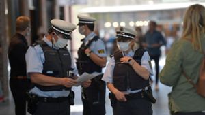 Die Polizei  ist mit Schutzmasken unterwegs – dabei kommt es immer wieder zu heiklen Einsätzen. Foto: 7aktuell.de/Oskar Eyb