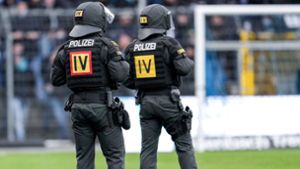 Die Polizei sicherte nach der Partie zwischen Waldhof Mannheim und 1. FC Saarbrücken das Spielfeld. Foto: IMAGO/foto2press/IMAGO/Oliver Zimmermann