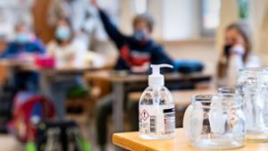 Infektionsschutz durch Einhaltung der Hygieneregeln ist an den Schulen längst selbstverständlich. Foto: dpa/Matthias Balk