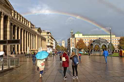 Buntes Schauspiel über der Innenstadt: Der November beginnt so, wie der Oktober gewesen ist – regnerisch. Foto: Lichtgut/Leif Piechowski