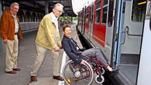 Vor  Jahren setzte sich Bezirksvorsteherin Andrea Klöber versuchshalber in einen Rollstuhl, um die Problematik am Feuerbacher Bahnhof hautnah zu erleben. Foto:  