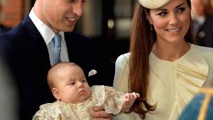 Der kleine britische Prinz George hat sich bei seiner Taufe gut gemacht. Für den drei Monate alten Sohn von Prinz William und Herzogin Kate war die Zeremonie am Mittwoch so etwas wie sein erster öffentlicher Auftritt.  Foto: dpa