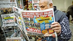 „Ja!“ – ein Wort dominiert in den türkischen Zeitungen am Tag nach der Abstimmung. Doch der Vorsprung der Befürworter ist denkbar knapp. Foto: dpa