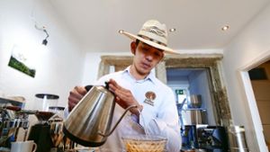 Kaffee ist seine Leidenschaft: Jairo Romero röstet in der Ludwigsburger Eberhardstraße Bohnen aus seiner Heimat Honduras. Foto: Simon Granville